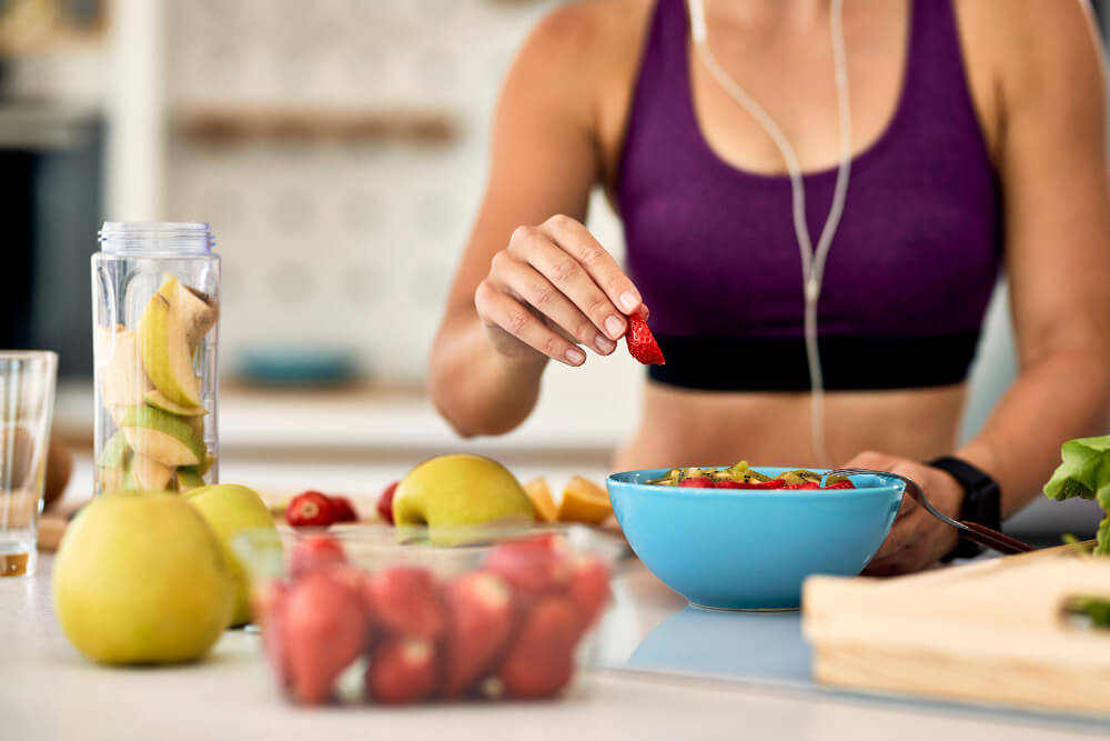 Optymalny czas na posiłek przed treningiem – jak zbilansować dietę dla efektywnych treningów?